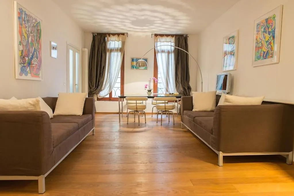 Stunning Apartment In The Heart Of Wenecja