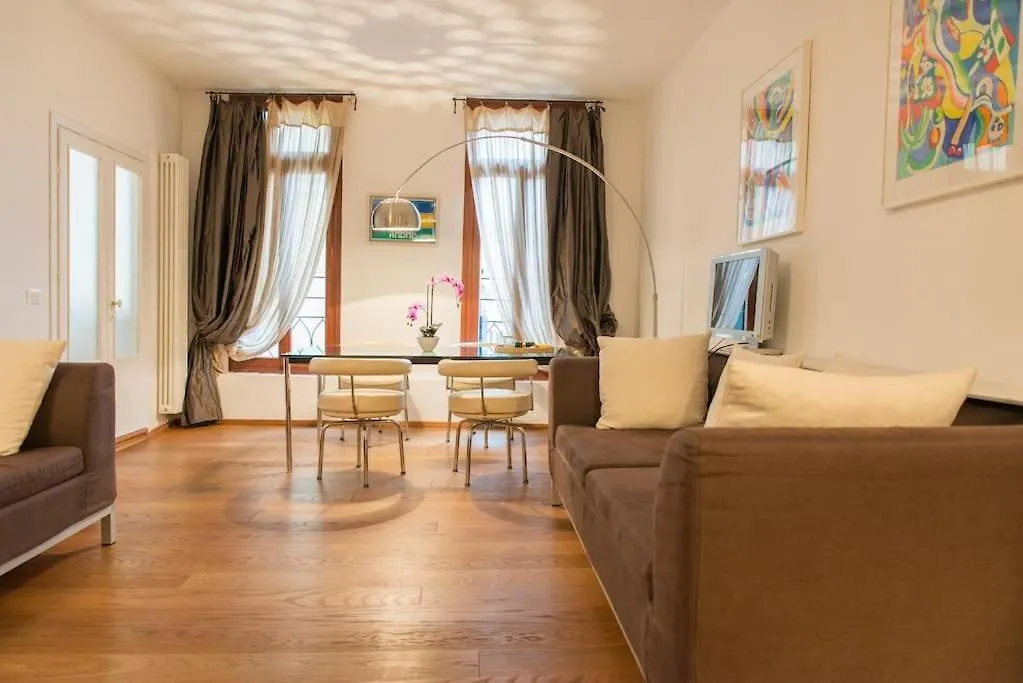 Stunning Apartment In The Heart Of Wenecja